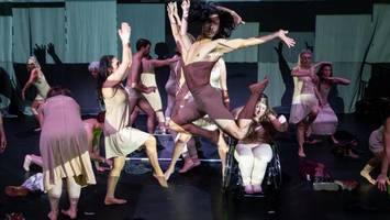 Schlaflos im Monsun Theater: „Sollen sie doch Chaos fressen“