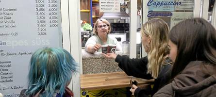 Fast so billig wie beim Aldi-Weihnachtsmarkt: Dieser Glühwein-Stand ist in Augsburg Kult