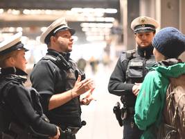 kontrollaktion in münchen: warum an diesem wochenende so viele polizisten den hauptbahnhof bevölkern