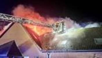 feuer auf gehöft: mann bei dachstuhlbrand verletzt – 500.000 euro schaden