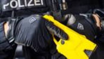 kriminalität: mann greift polizeibeamte an und wird mit taser gestoppt