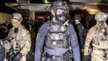 Philosophie in Krisenzeiten: Wie geht Abstand zur Krise?