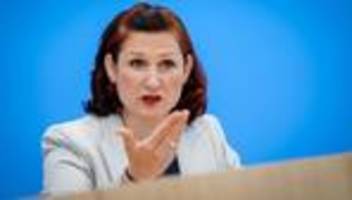 sexuelle belästigung: ferda ataman fordert besseren schutz vor belästigung im alltag