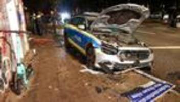 Streifenwagen verunglückt: Polizeieinsatz endet mit Unfall und mehreren Verletzten