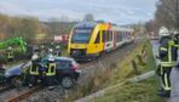 Zusammenstoß mit Zug: Regionalzug schleift Auto 200 Meter mit – Fahrer verletzt