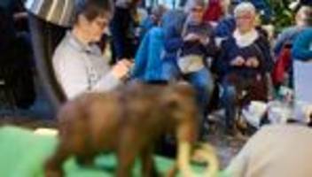 Zwei Meter hoch: Ein gehäkeltes Mammut: Ungewöhnlicher Weltrekord-Versuch