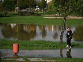 Möglicher Tornado in Urlaubsort : Heftiger Sturm fegt über Algarve - Frau stirbt