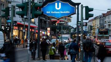 schulleiter in berliner u-bahnhof attackiert – wegner: „feige tat“
