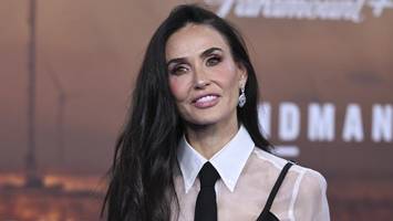 Demi Moore feiert in einem Statement-Outfit Premiere von „Landman“