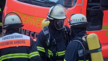 Wohnmobil auf Campingplatz in Hamburg brennt lichterloh