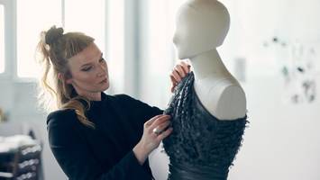 hamburgerin mit besonderem mode-label auf new york fashion week