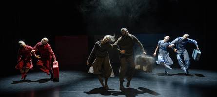 Gegen das Schwarz-Weißdenken: der Ballettabend „Old Land/Grey Zone“ auf der Brechtbühne