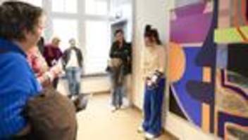 Add Art: Da hängen jetzt so komische Männer im Foyer