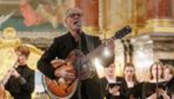 Gedenktag: Reinhold Beckmann singt zum Volkstrauertag im Michel