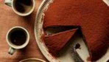 schwarzwälder kirsch-crêpe-torte: wo sich renard und lapin gute nacht sagen