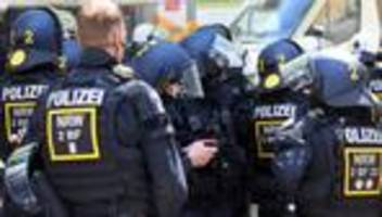 rechtsextreme: 535 rechtsextremisten werden per haftbefehl gesucht