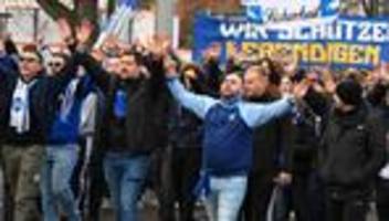 Fan-Proteste: Tausende Fußballfans demonstrieren gegen Pläne der Innenminister