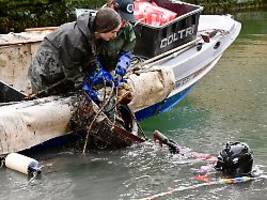 aktion saubere kanäle: venedigs taucherkolonne fischt im trüben