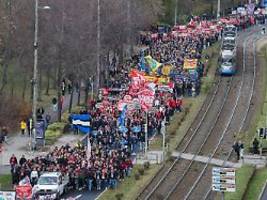 Freie Stadionkultur in Gefahr : Tausende Fußballfans protestieren gegen repressive Maßnahmen