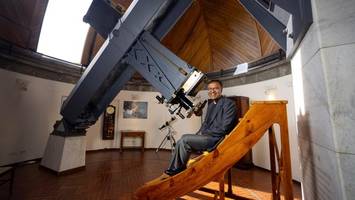 dieser mann sucht für den papst im weltall nach außerirdischen