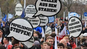 Massiver Protest gegen Politik-Pläne mit mehreren Tausend Fans