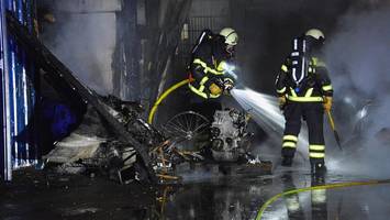 Brennender Container: Feuer greift auf Autowerkstatt über