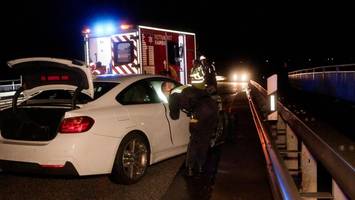 fahrer crasht mit bmw in leitplanke – schwer verletzt