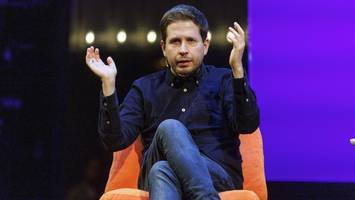 kevin kühnert erzählt im thalia, warum er aus der politik ausstieg