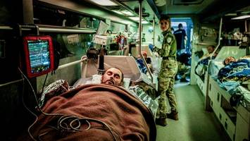 mit 140 durch den krieg: dieser bus holt verwundete aus der hölle