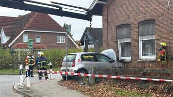 nach kollision: apotheken-auto kracht in hauswand – schwere schäden