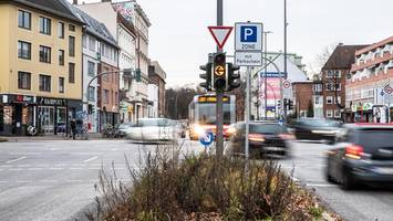 Fußgänger an Max-Brauer-Allee von Auto erfasst und schwer verletzt