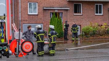Hamburger Feuerwehr findet bei Zimmerbrand auf Sofa sitzende Leiche