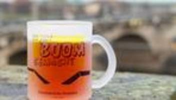 Buntes: Glühweintasse erinnert an Einsturz der Carolabrücke