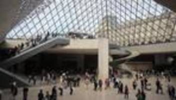 louvre in paris: tiktoker hängen eigenes bild in die nähe von mona lisa