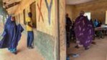 nigeria: bewaffnete entführen 25 schülerinnen aus internat in nigeria