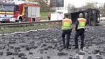 Verkehrsunfall: Lastwagenfahrer durchbricht Mittelleitplanke und stirbt