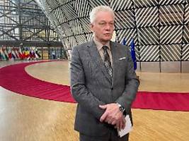 Panne am Regierungsflieger: Landwirtschaftsminister Rainer muss Flug in die USA abbrechen