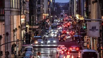 Spaziergang auf der Friedrichstraße: Eine Straße auf der Suche nach sich selbst
