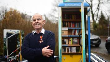 Mit Büchern gegen das Vergessen: Berliner erhält Bundesverdienstkreuz