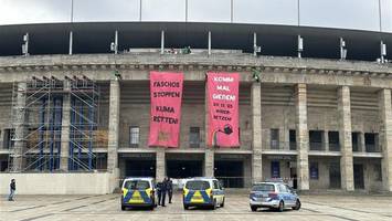 Protest am Olympiastadion – Aktivisten bringen Banner an