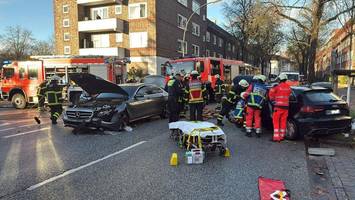 B5: Verletzte bei schwerem Verkehrsunfall - Straße gesperrt