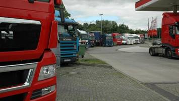 bewaffneter Überfall in wild-west-manier: täter schießt in die decke