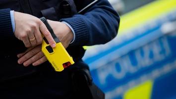 bochum: zwölfjährige greift polizisten mit messern an – beamte schießen