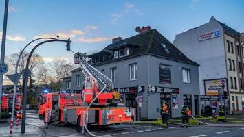 Feuerwehreinsatz nahe Billstedt Center: Flammen lodern aus Wohnhaus