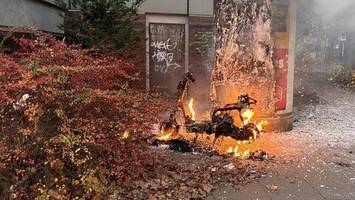 Jugendliche entzünden Motorroller mit Feuerwerkskörpern – Totalschaden