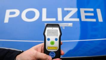 mercedes kracht in beton-poller: suff-fahrt von 21-jährigem endet