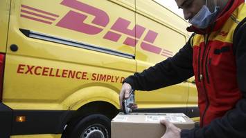 paketbote gerät beim ausliefern unter das eigene fahrzeug