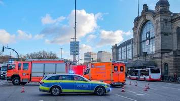 Bus macht Notbremsung vor Bahnhof Dammtor – zwei Schwerverletzte