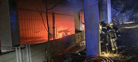 erneuter brand im kongressparkhaus: feuerwehr löscht brennendes auto