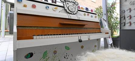 nach der play-me-aktion: fünf besondere klaviere werden in augsburg versteigert